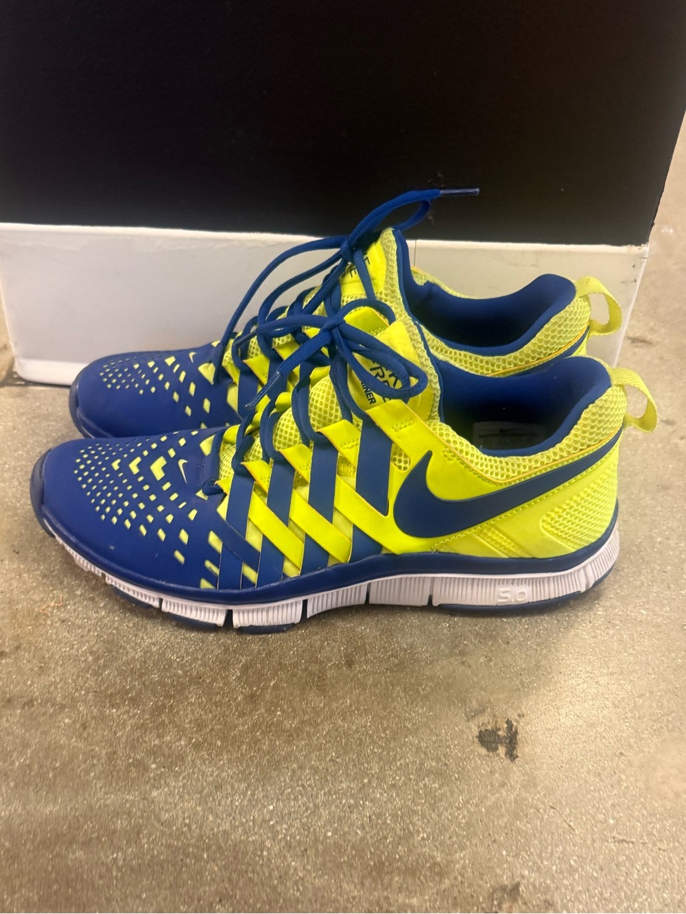 NIKE FREE TRAINER 5.0 V4 MENS SNEAKERS,SIZE US 10.5, HYPER VOLT BLUE/NEON YELLOW